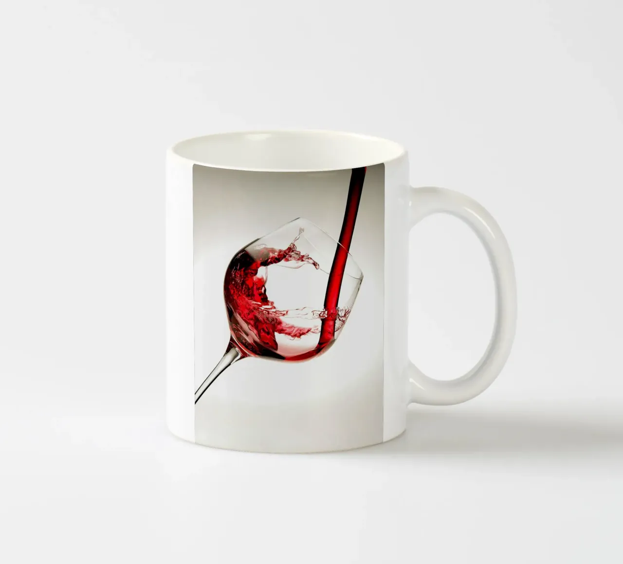 Vino rosso in un bicchiere tazza in ceramica da hanna shop