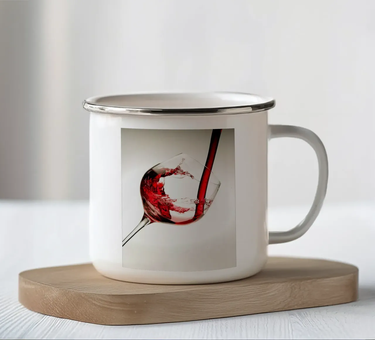Vino rosso in un bicchiere tazza in smalto da hanna shop