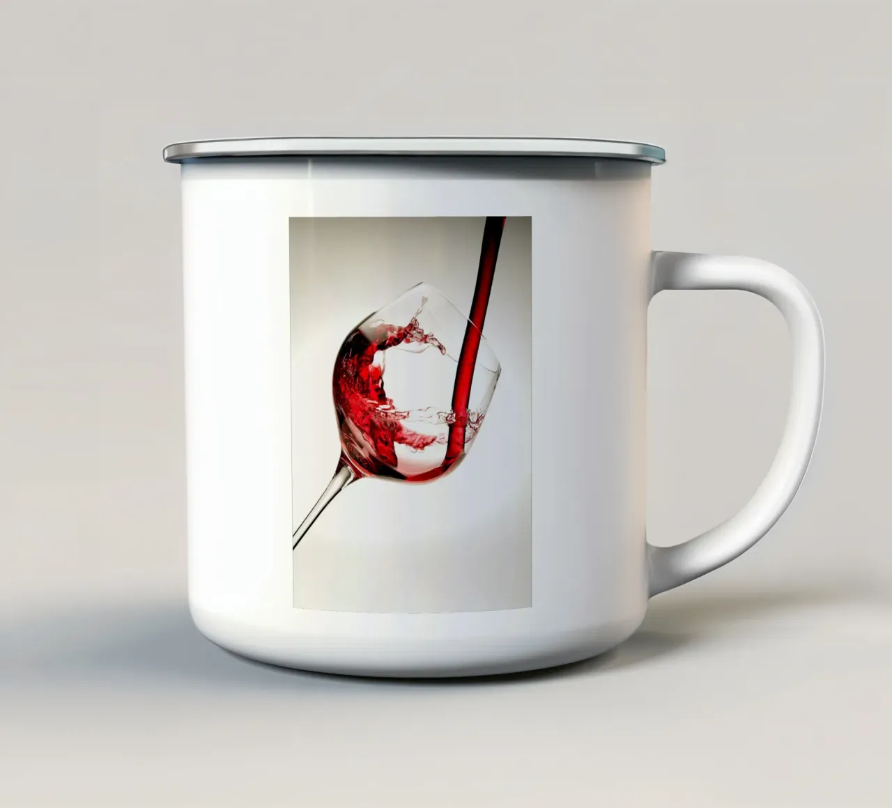 Vino rosso in un bicchiere tazza in smalto da hanna shop
