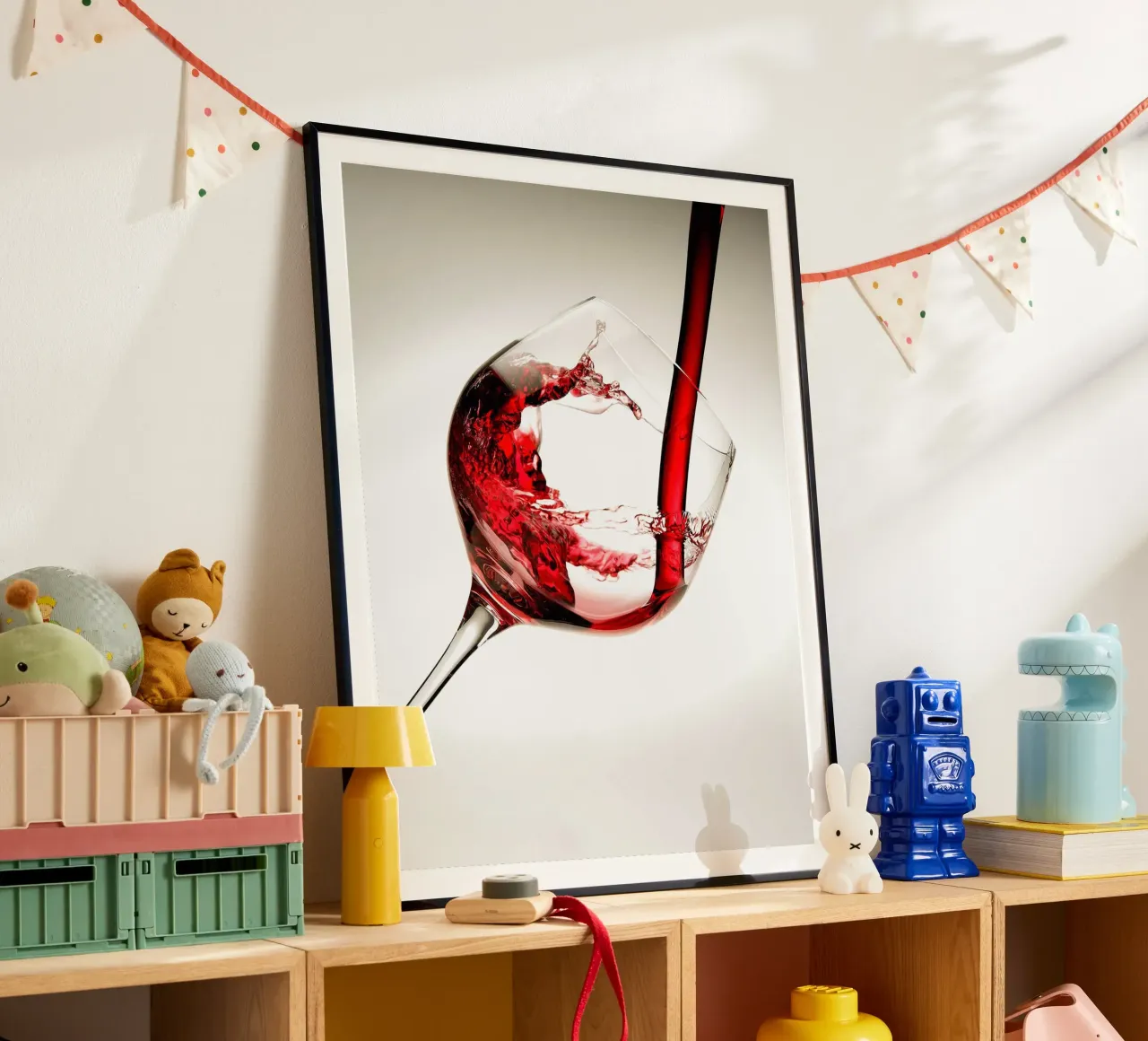 Vino rosso in un bicchiere poster con telaio in plastica da hanna shop