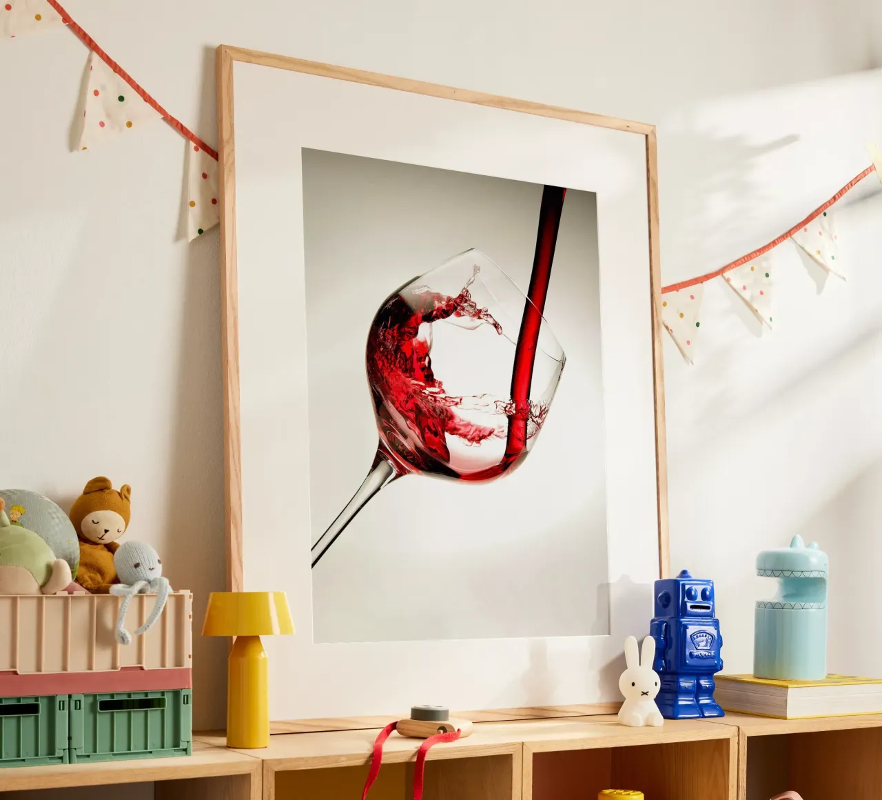 Vino rosso in un bicchiere poster con telaio in plastica da hanna shop