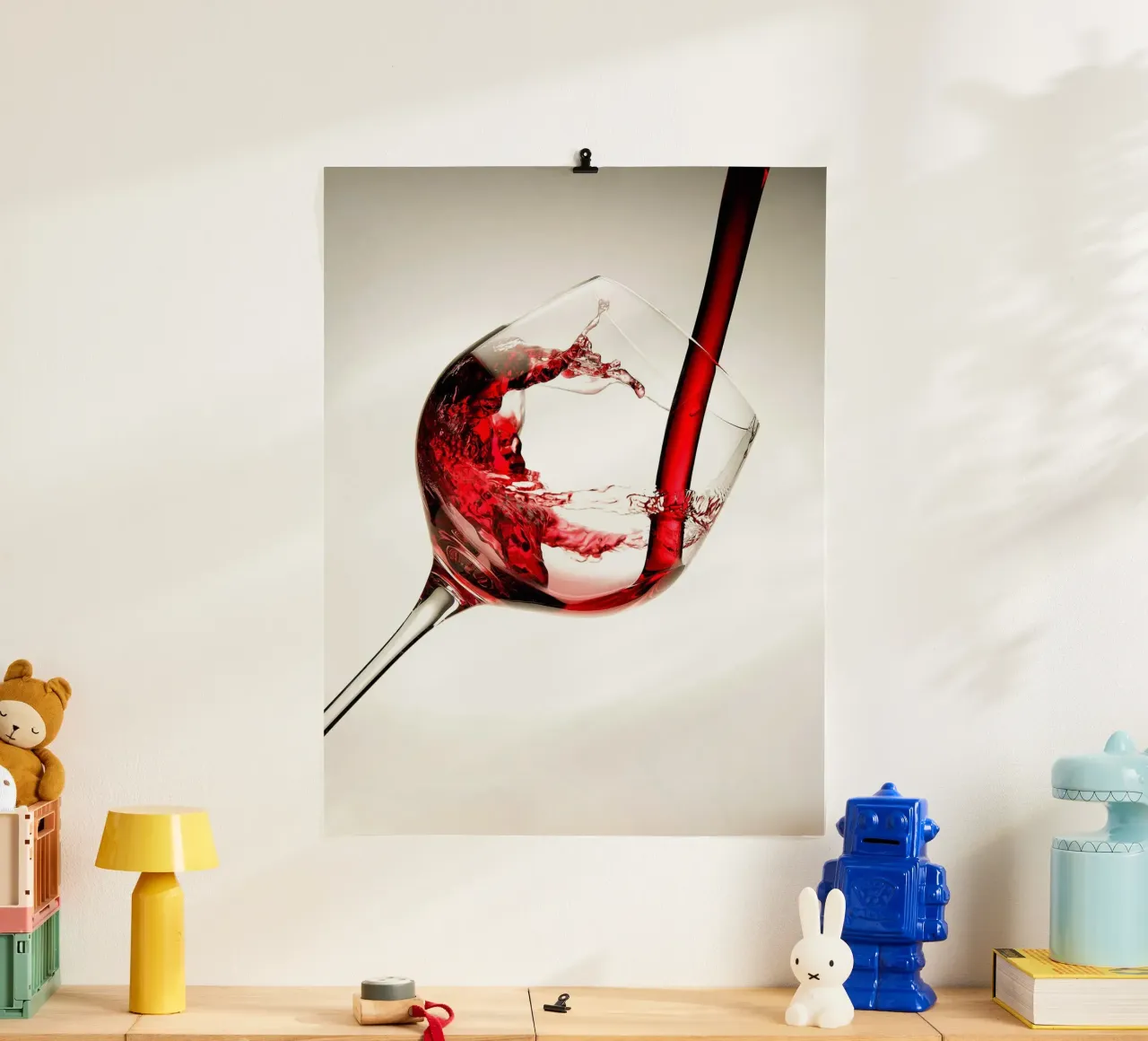 Vino rosso in un bicchiere poster con telaio in plastica da hanna shop