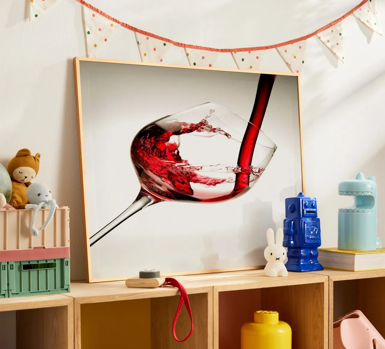 Vino rosso in un bicchiere poster con telaio in plastica da hanna shop