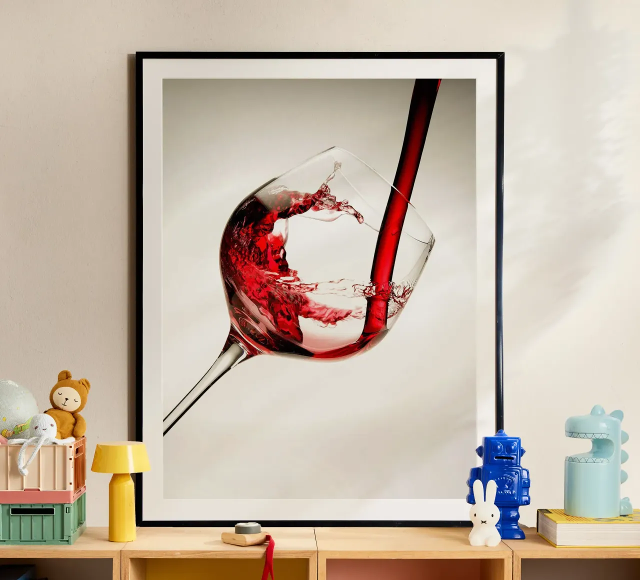 Vino rosso in un bicchiere poster con telaio in plastica da hanna shop