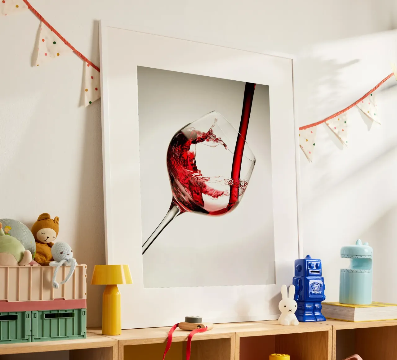 Vino rosso in un bicchiere poster con telaio in plastica da hanna shop