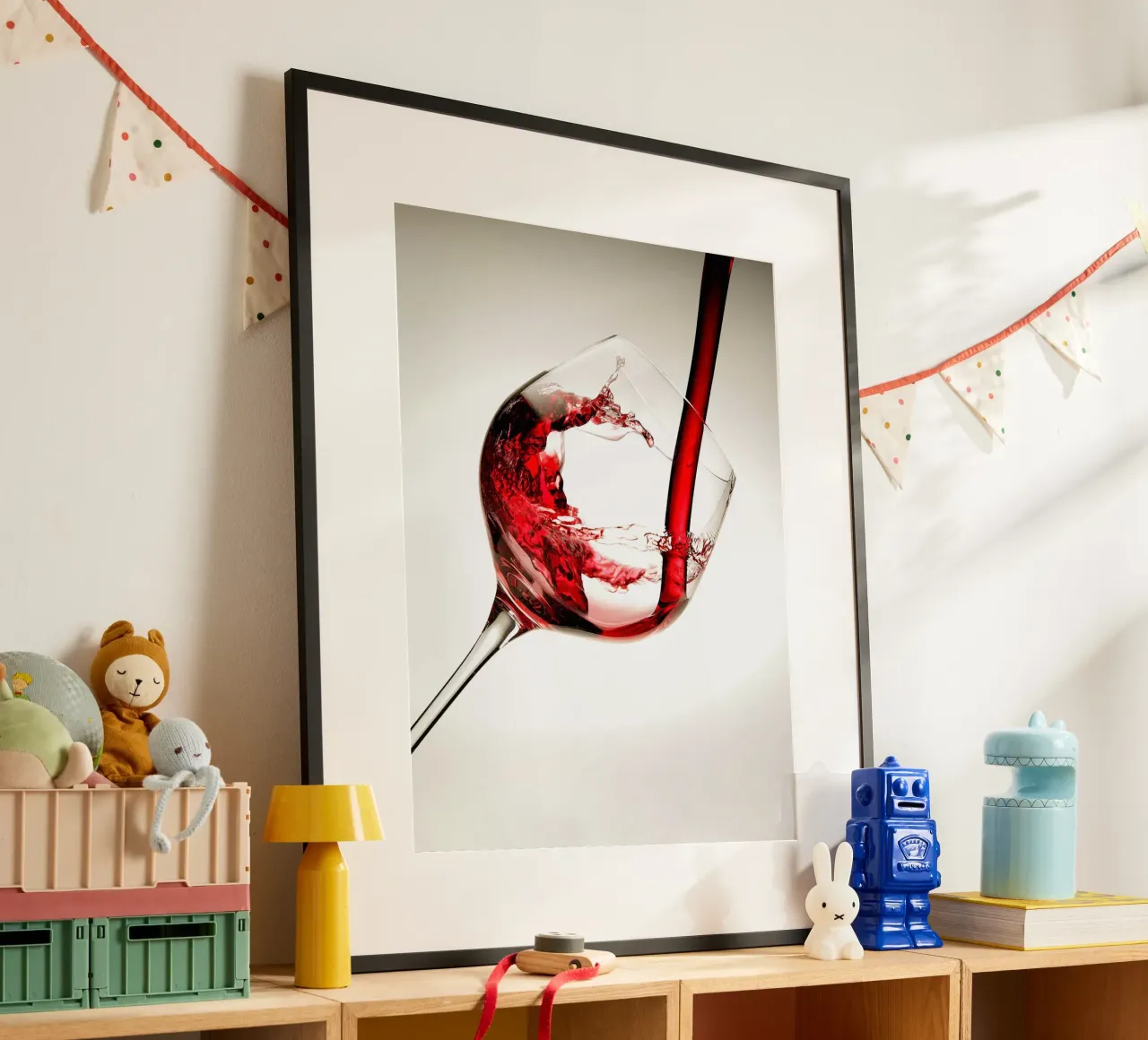 Vino rosso in un bicchiere poster con telaio in plastica da hanna shop
