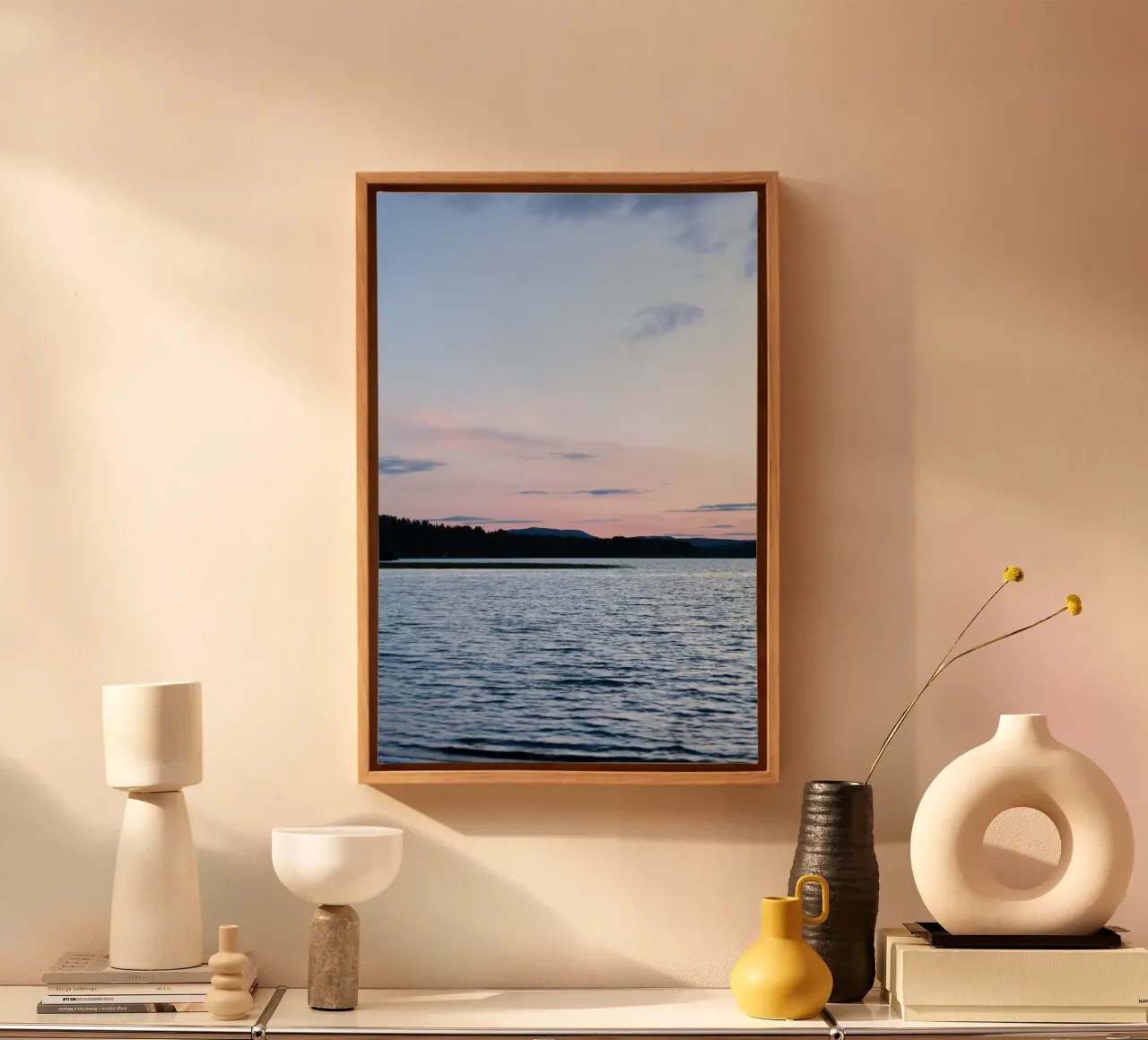 Poster naturalistico scandinavo. Tramonto rosa sul mare tela con Cornice a cassetta da karijn_landscapes