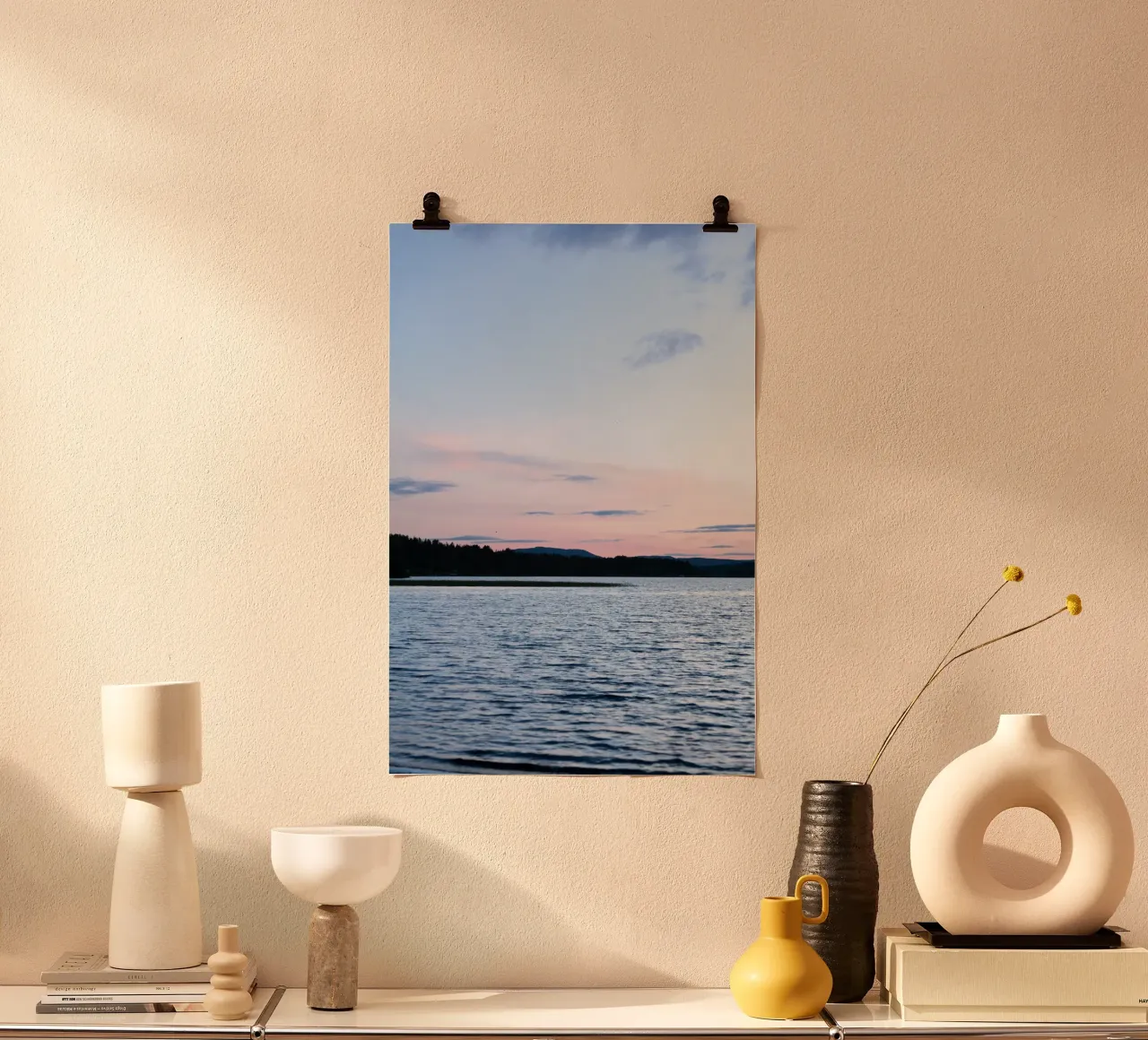 Poster naturalistico scandinavo. Tramonto rosa sul mare poster da karijn_landscapes