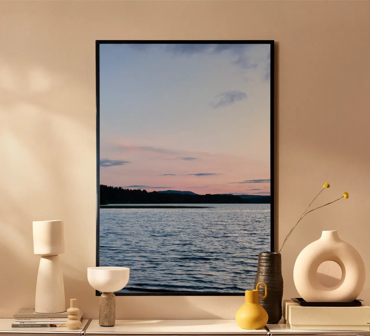 Poster naturalistico scandinavo. Tramonto rosa sul mare poster da karijn_landscapes