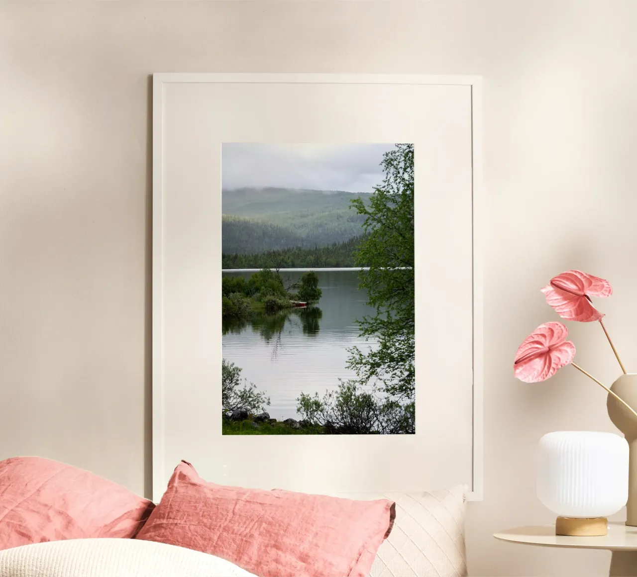Paesaggio scandinavo. Montagna nuvolosa con acqua e verde poster da karijn_landscapes
