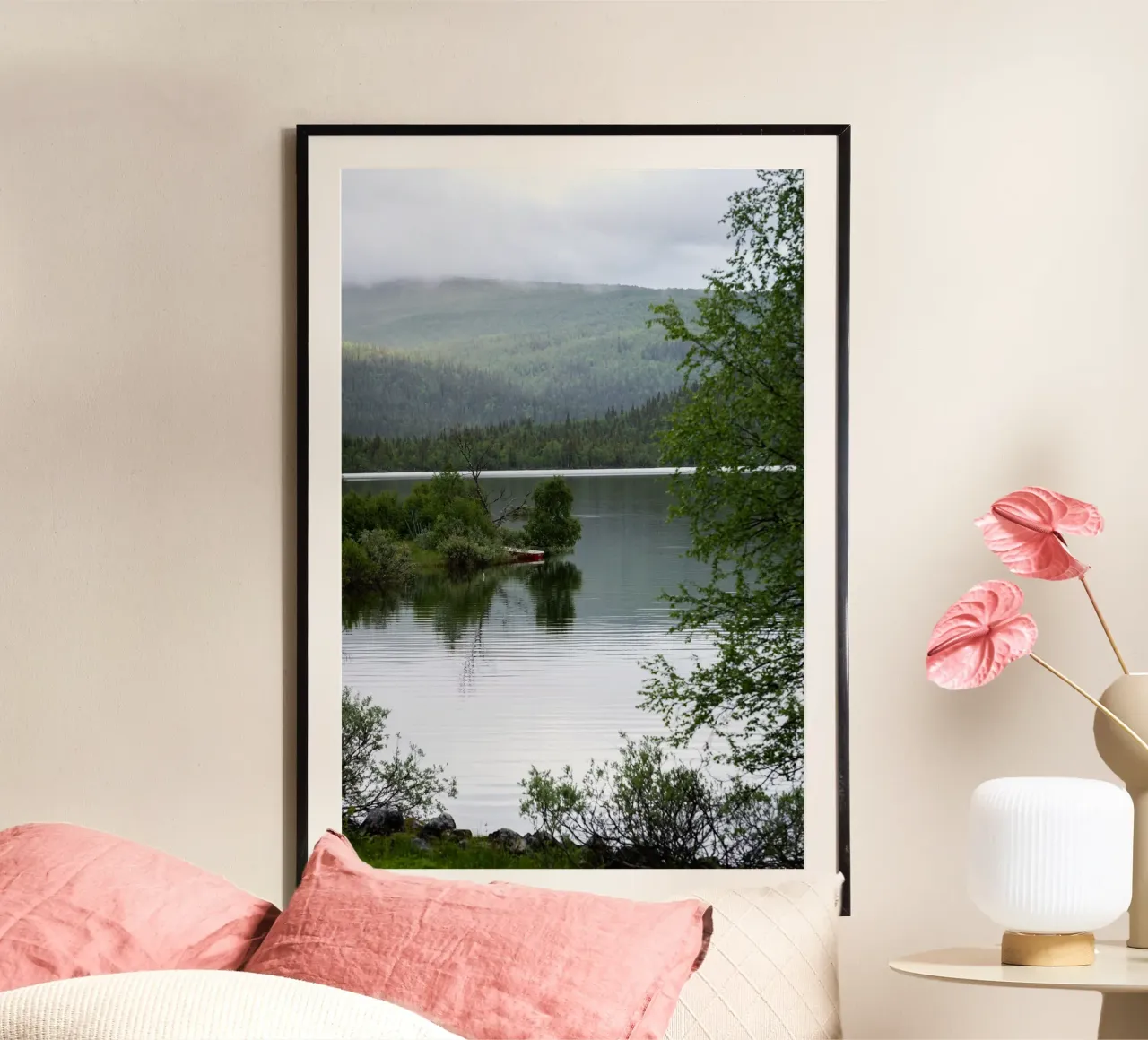 Paesaggio scandinavo. Montagna nuvolosa con acqua e verde poster da karijn_landscapes