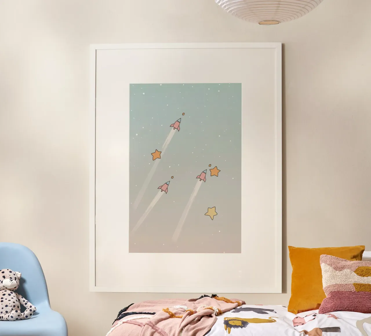 Cohetes y estrellas en el espacio poster con marco de plástico de DesignDoodle