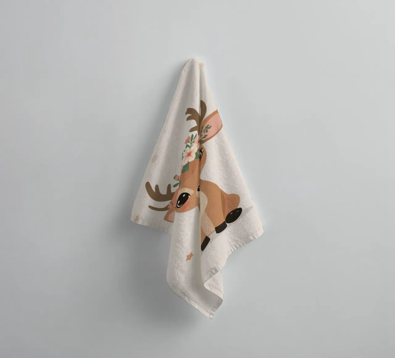 Mignon cerf heureux assis avec une couronne de fleurs serviette de bain de DesignDoodle
