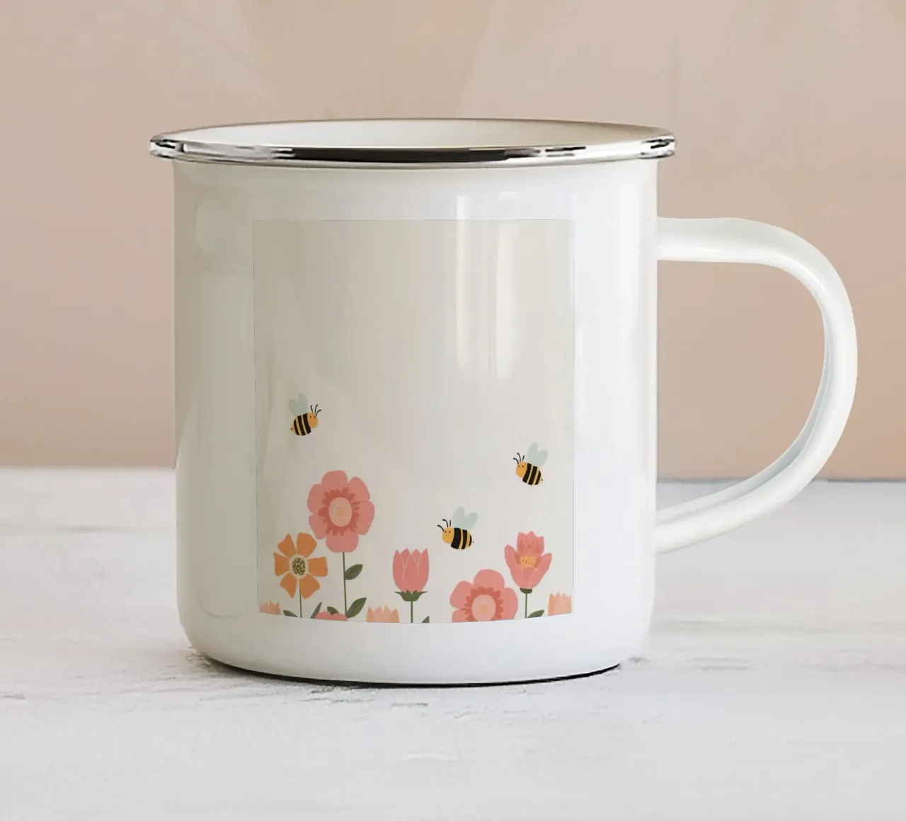 Fiori stilizzati e api carine tazza in smalto da DesignDoodle
