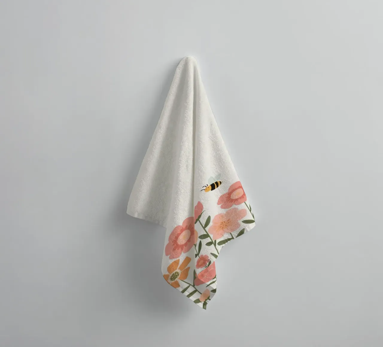 Fiori stilizzati e api carine asciugamano da bagno da DesignDoodle