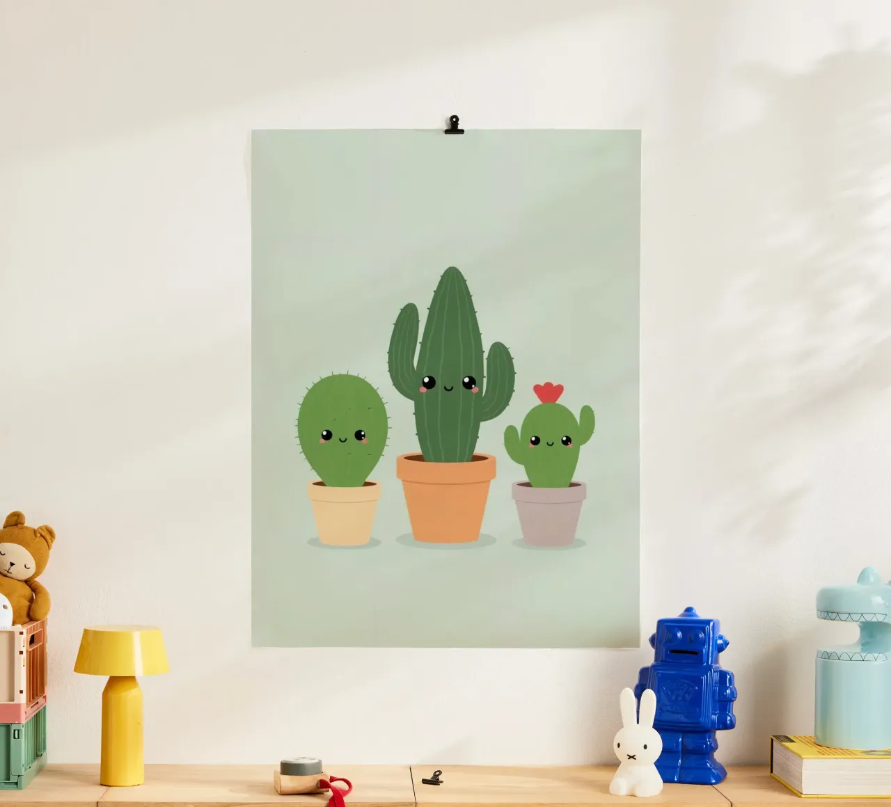 Tres lindos y felices cactus en macetas fondo lima pastel poster con marco de plástico de DesignDoodle