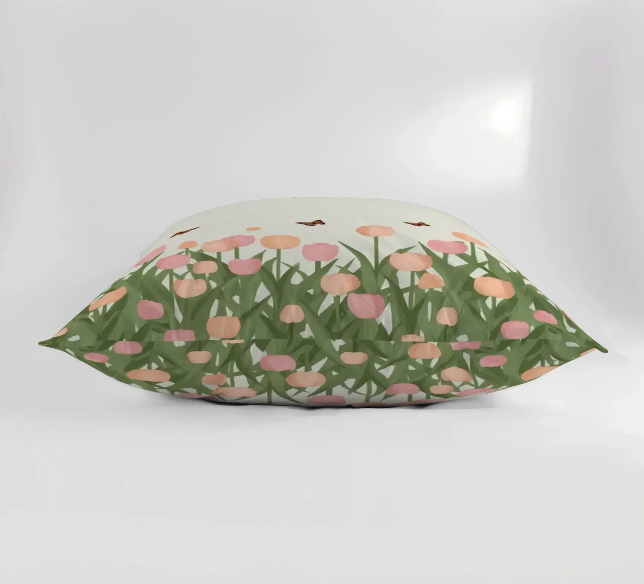 Tulipani e farfalle in pace cuscino da DesignDoodle