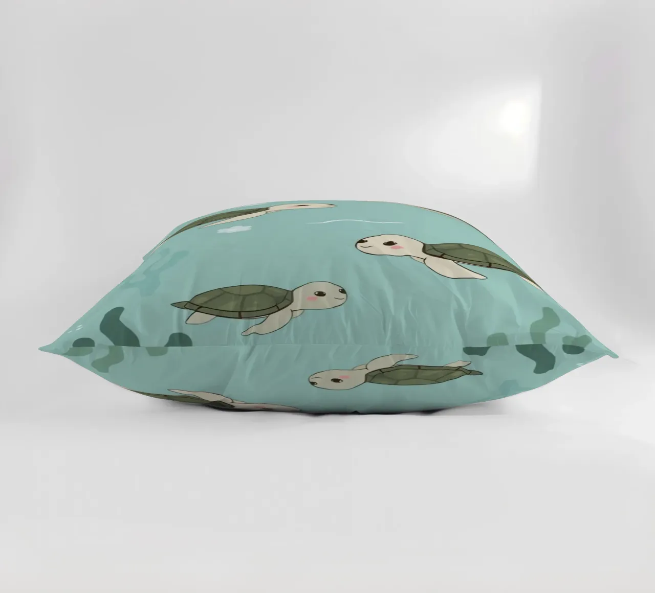 Tartarughe carine in ambiente subacqueo cuscino da DesignDoodle