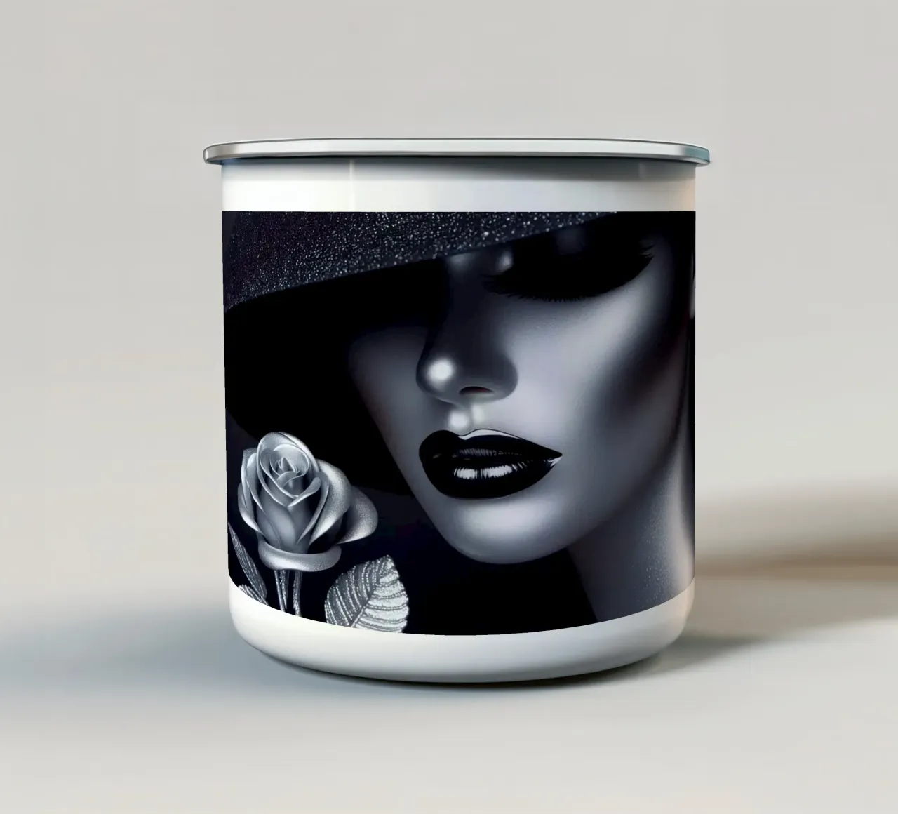 Ritratto affascinante di una donna con un cappello tazza in smalto da BenCoStyle