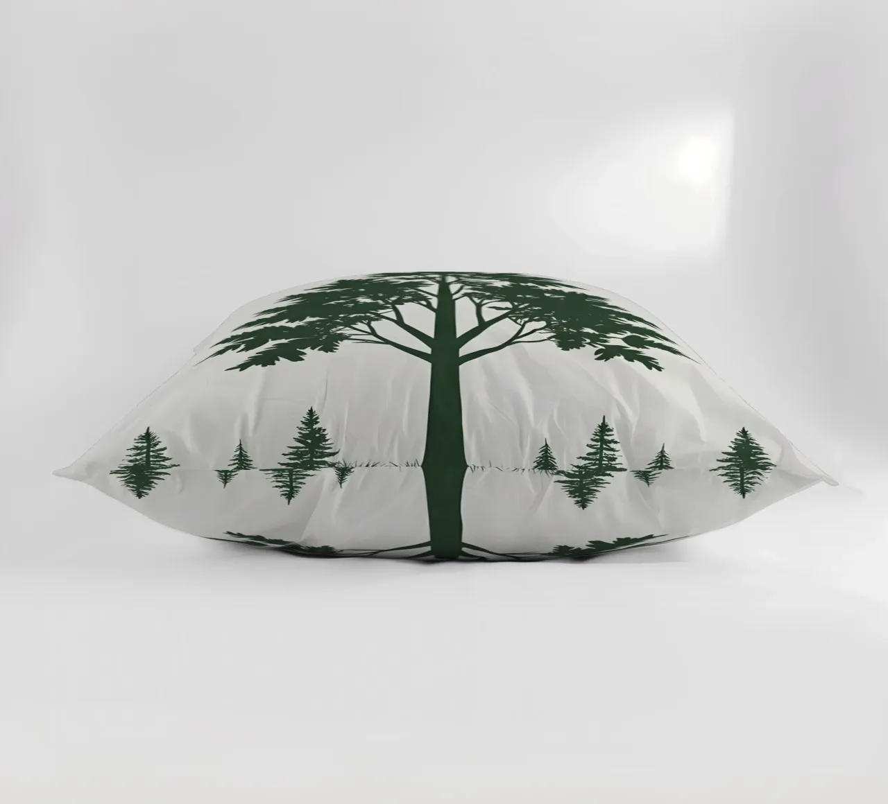 Silhouette di un singolo albero cuscino da Botanical Gallery