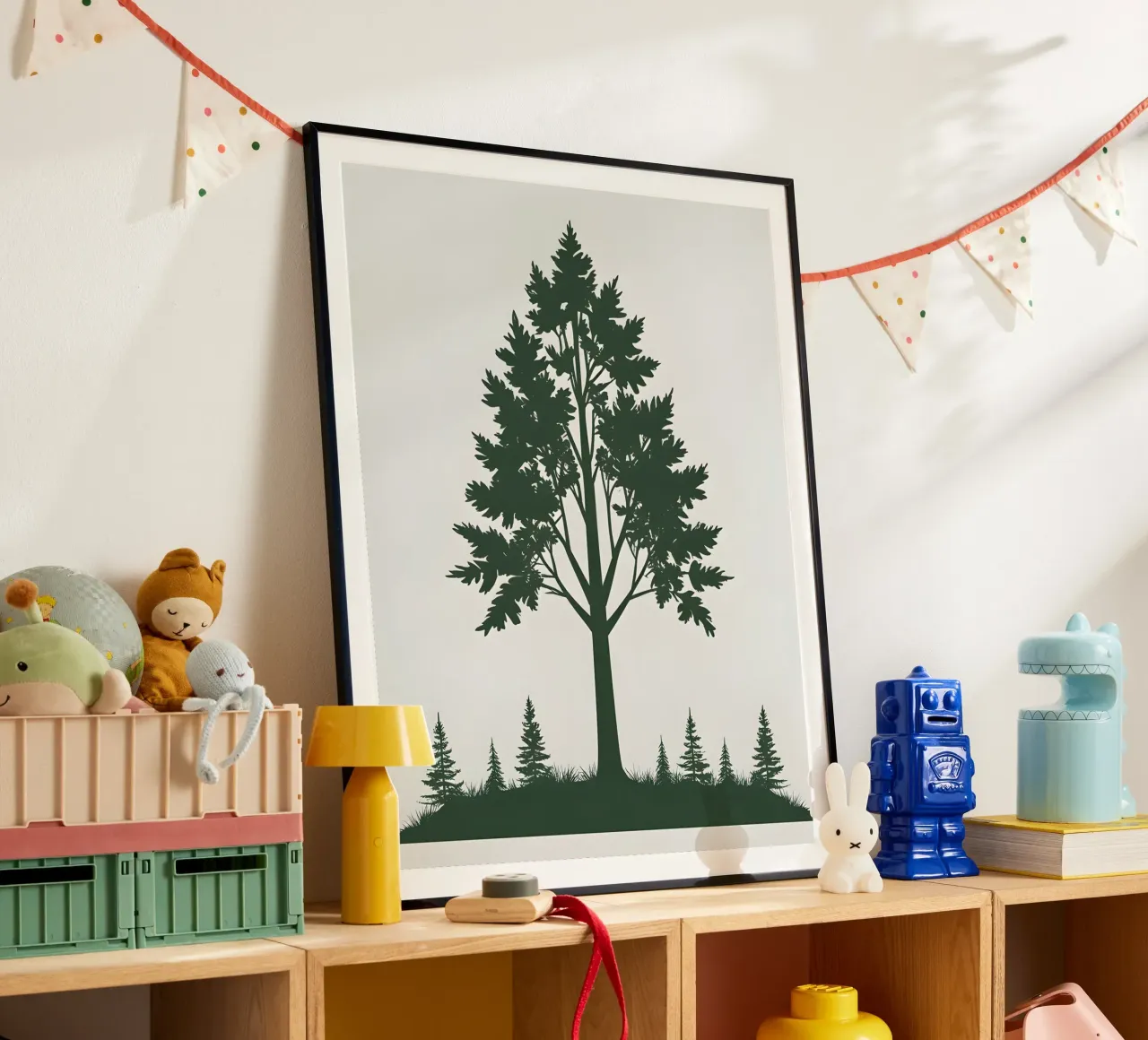Silhouette di un singolo albero poster con telaio in legno da The Green Room