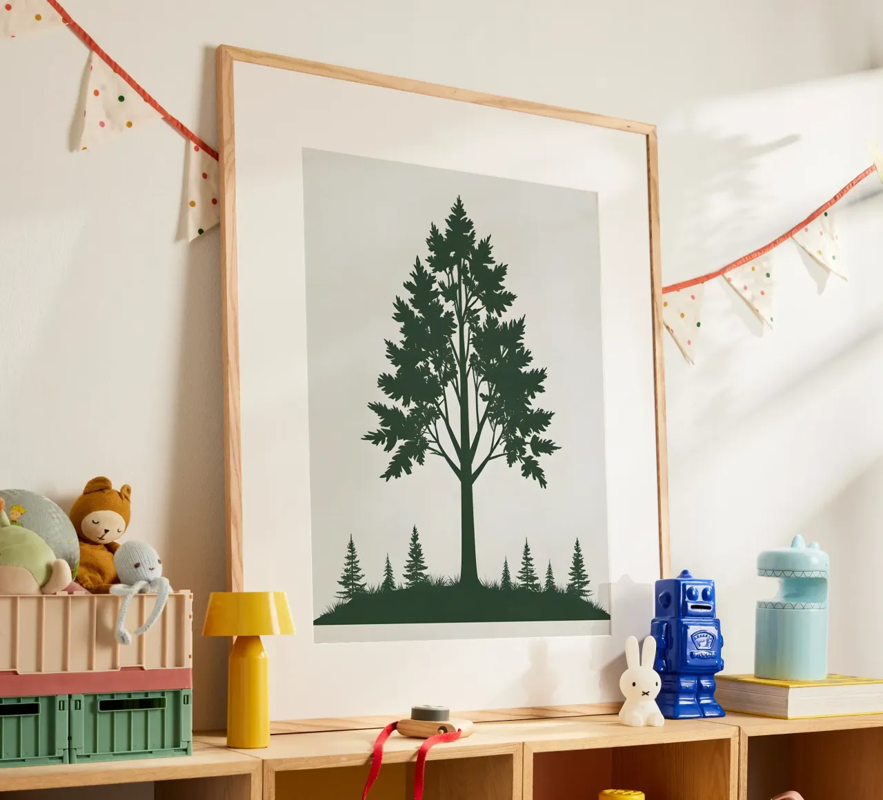 Silhouette di un singolo albero poster con telaio in legno da The Green Room