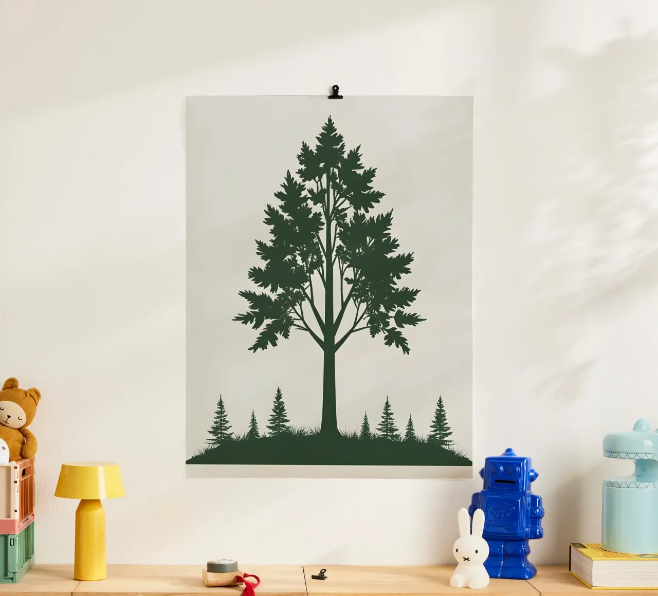 Silhouette di un singolo albero poster con telaio in legno da The Green Room