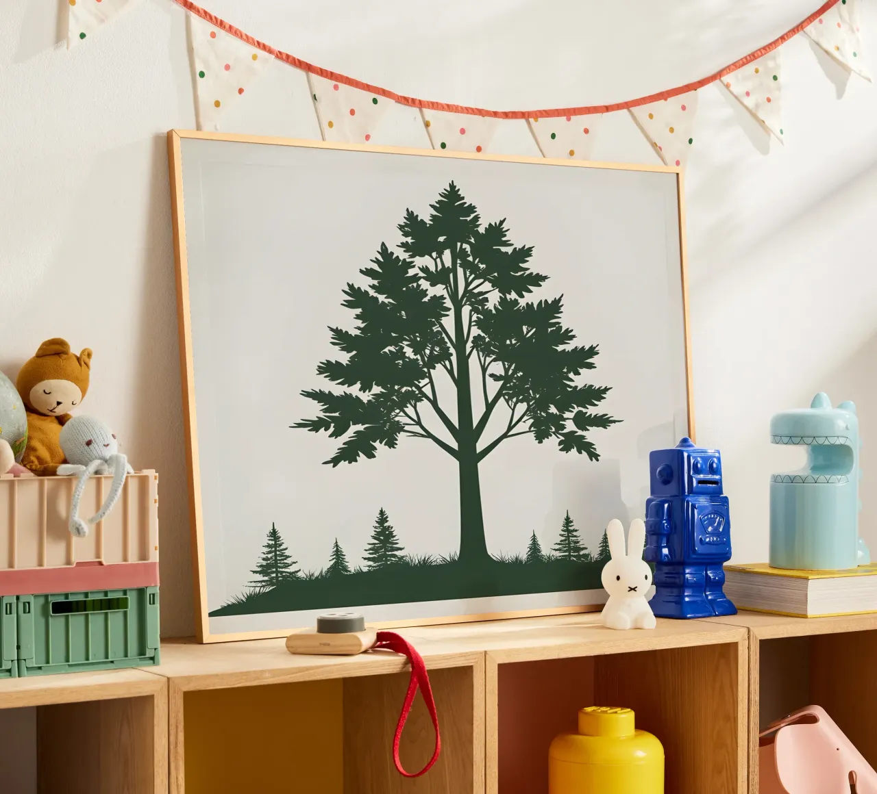 Silhouette di un singolo albero poster con telaio in legno da The Green Room