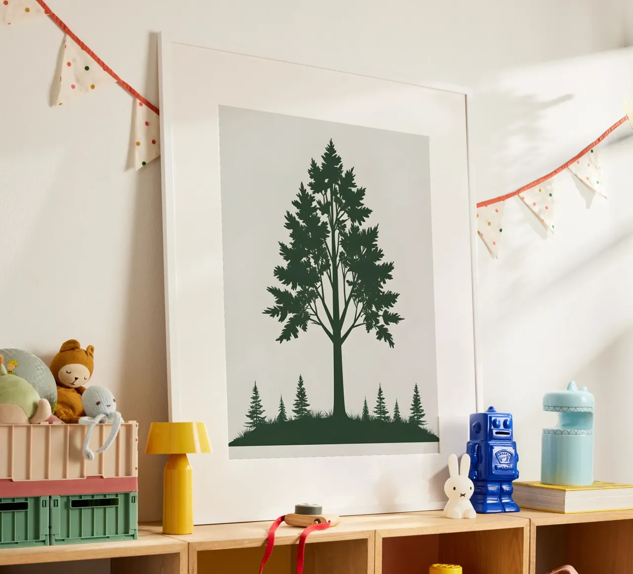 Silhouette di un singolo albero poster con telaio in legno da The Green Room