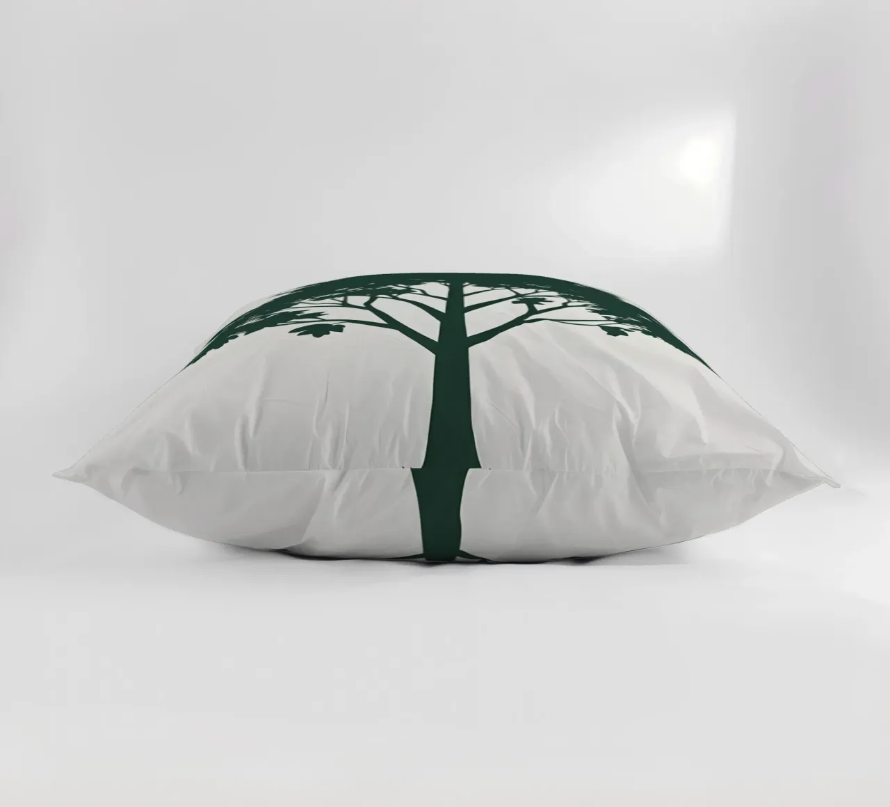 Silhouette di un singolo albero cuscino da Botanical Gallery