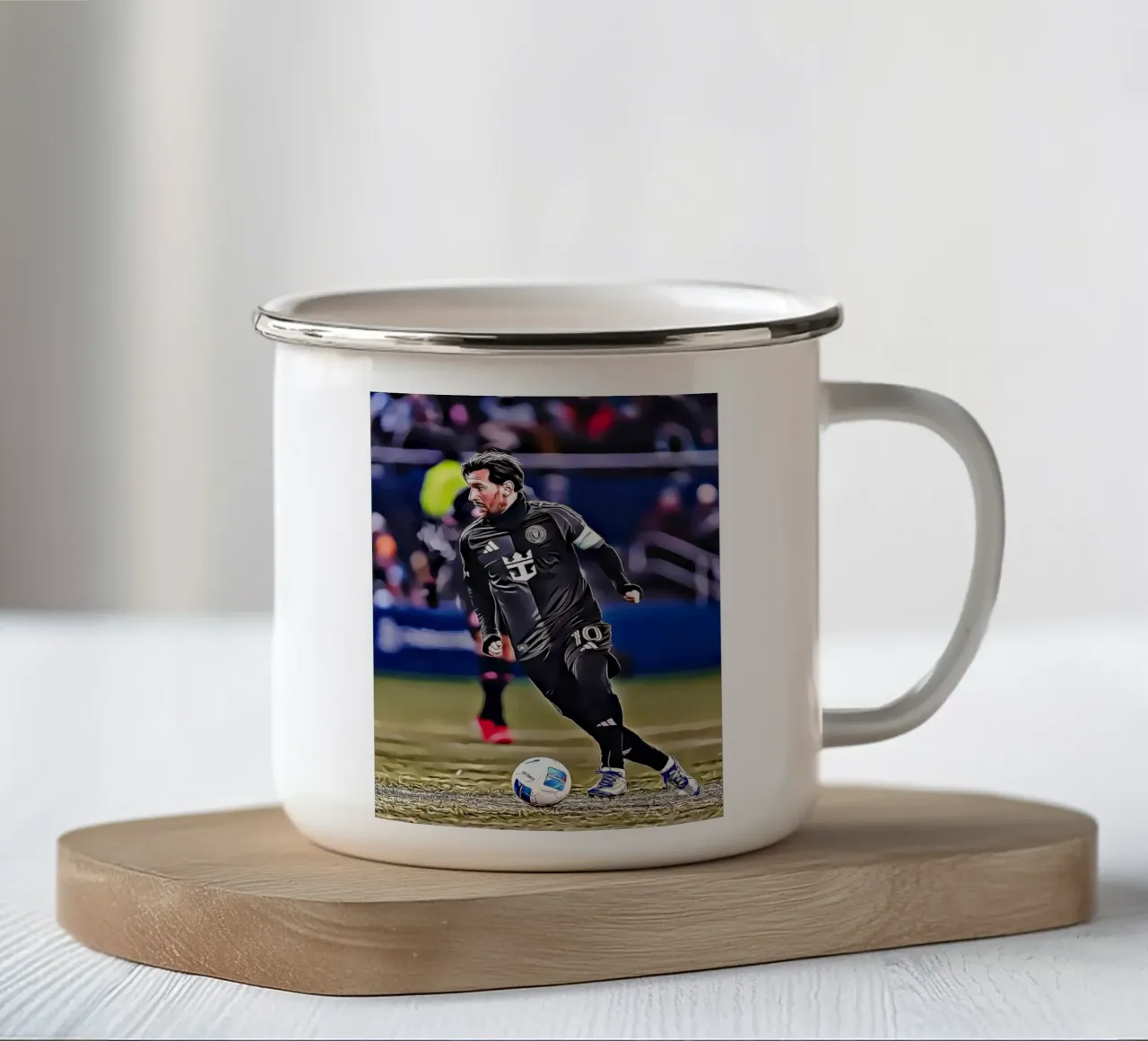 Lionel Messi, dribbling dinamico in maglia nera Poster tazza in smalto da ArdanART