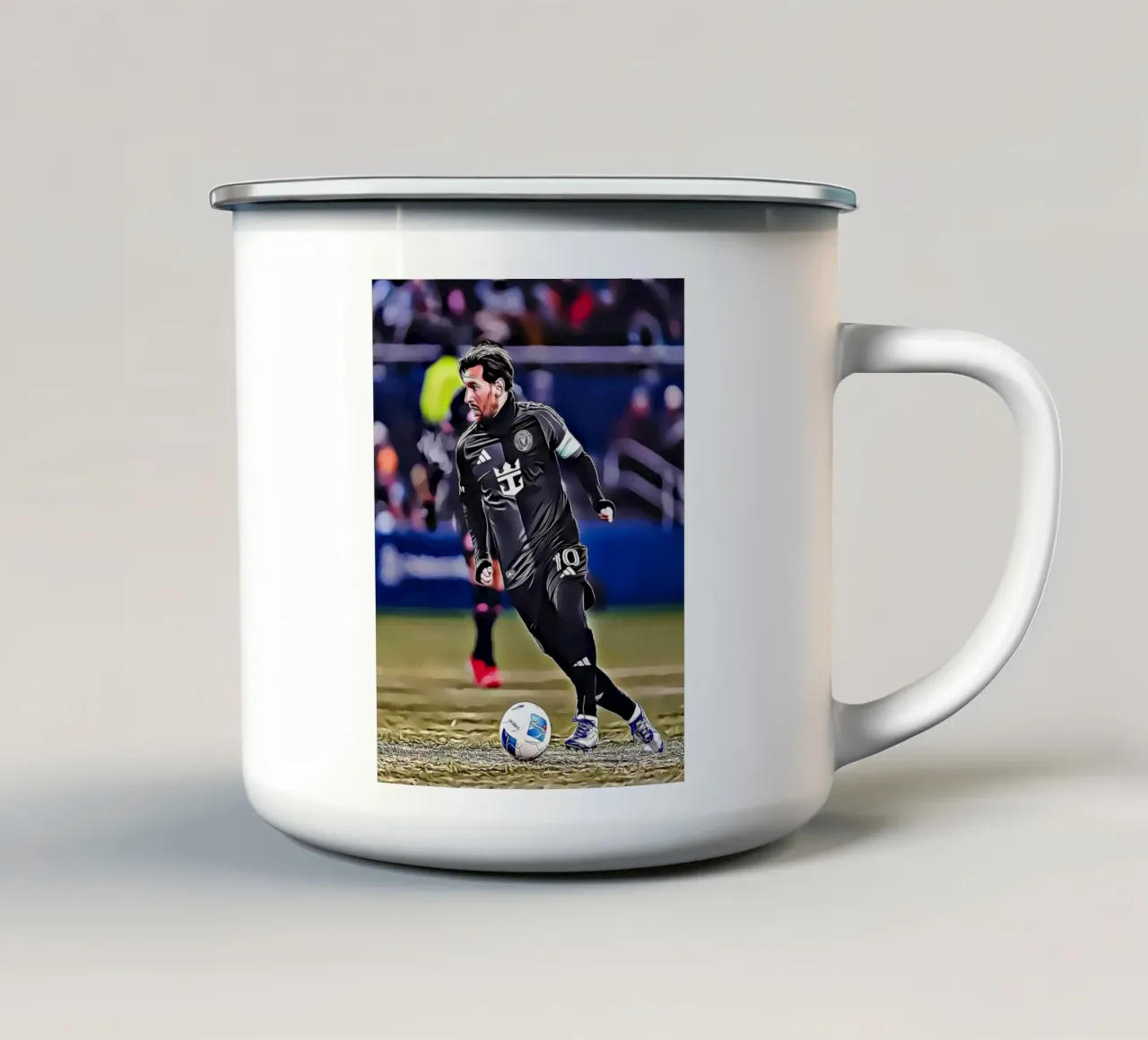 Lionel Messi, dribbling dinamico in maglia nera Poster tazza in smalto da ArdanART