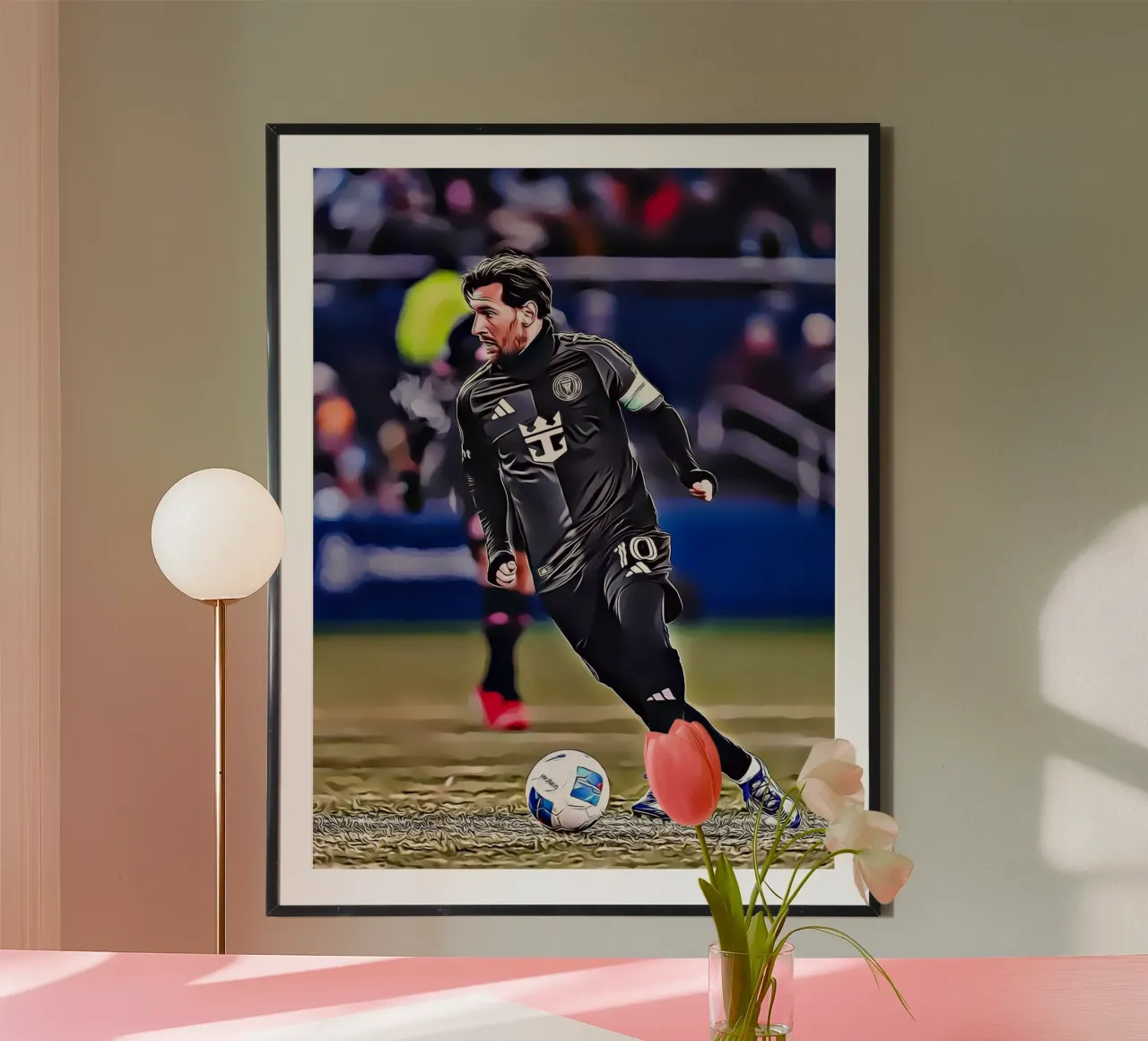 Lionel Messi, dribbling dinamico in maglia nera Poster poster con telaio in plastica da ArdanART