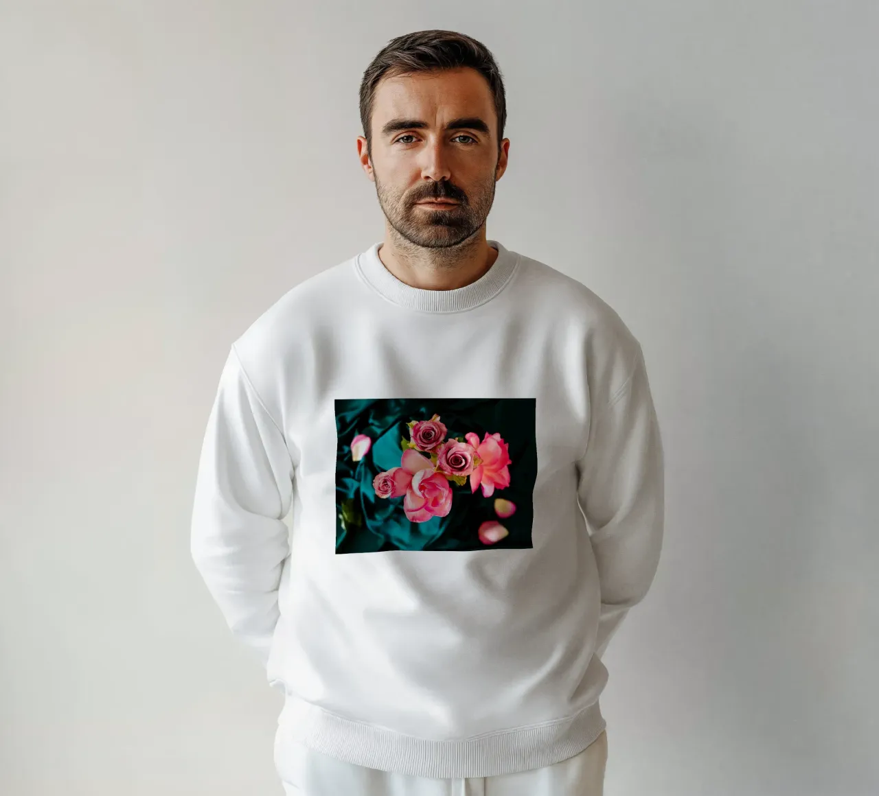 Rozen in fluwelen schaduwen - Kunstdruk sweatshirt van jay