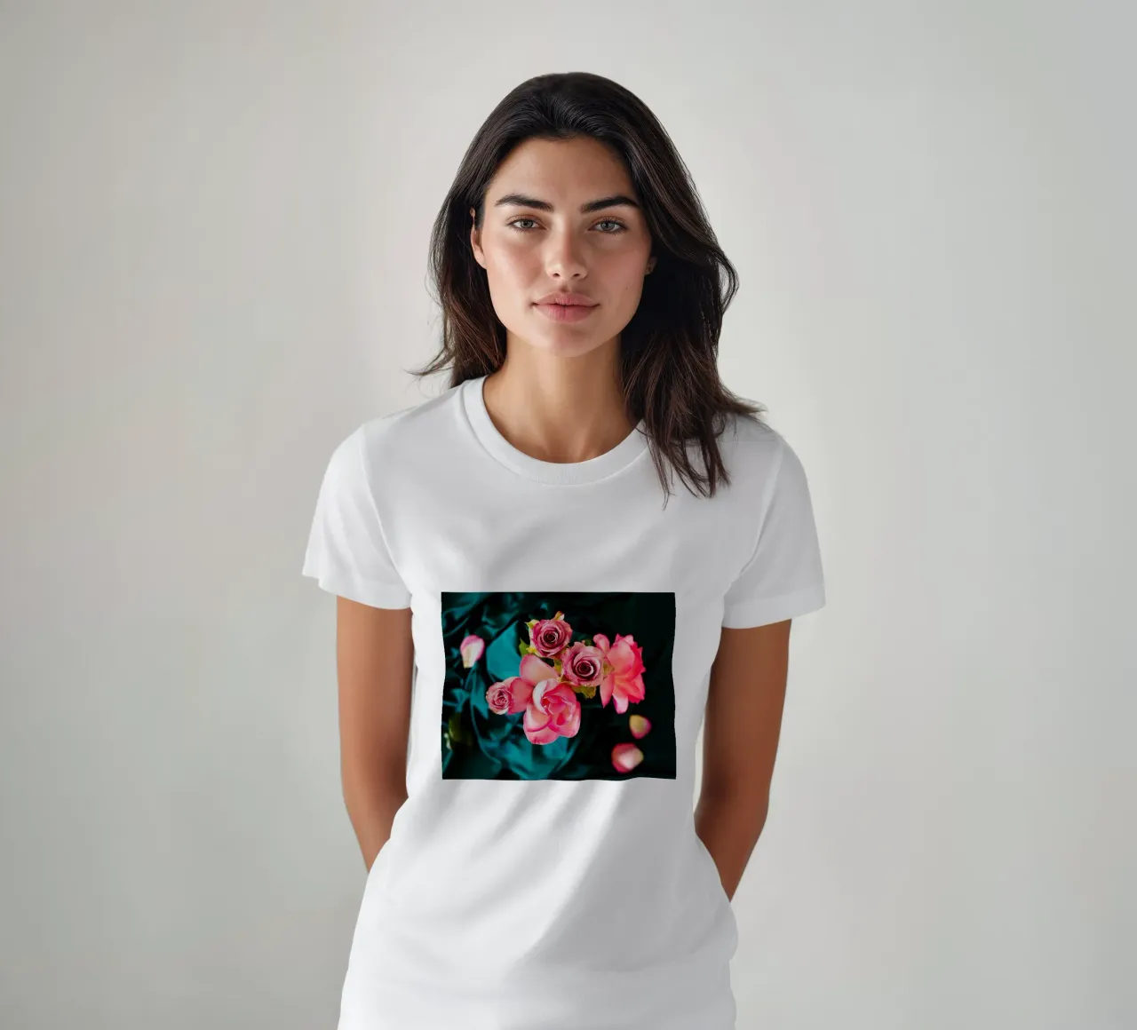 Rozen in fluwelen schaduwen - Kunstdruk t-shirt van jay