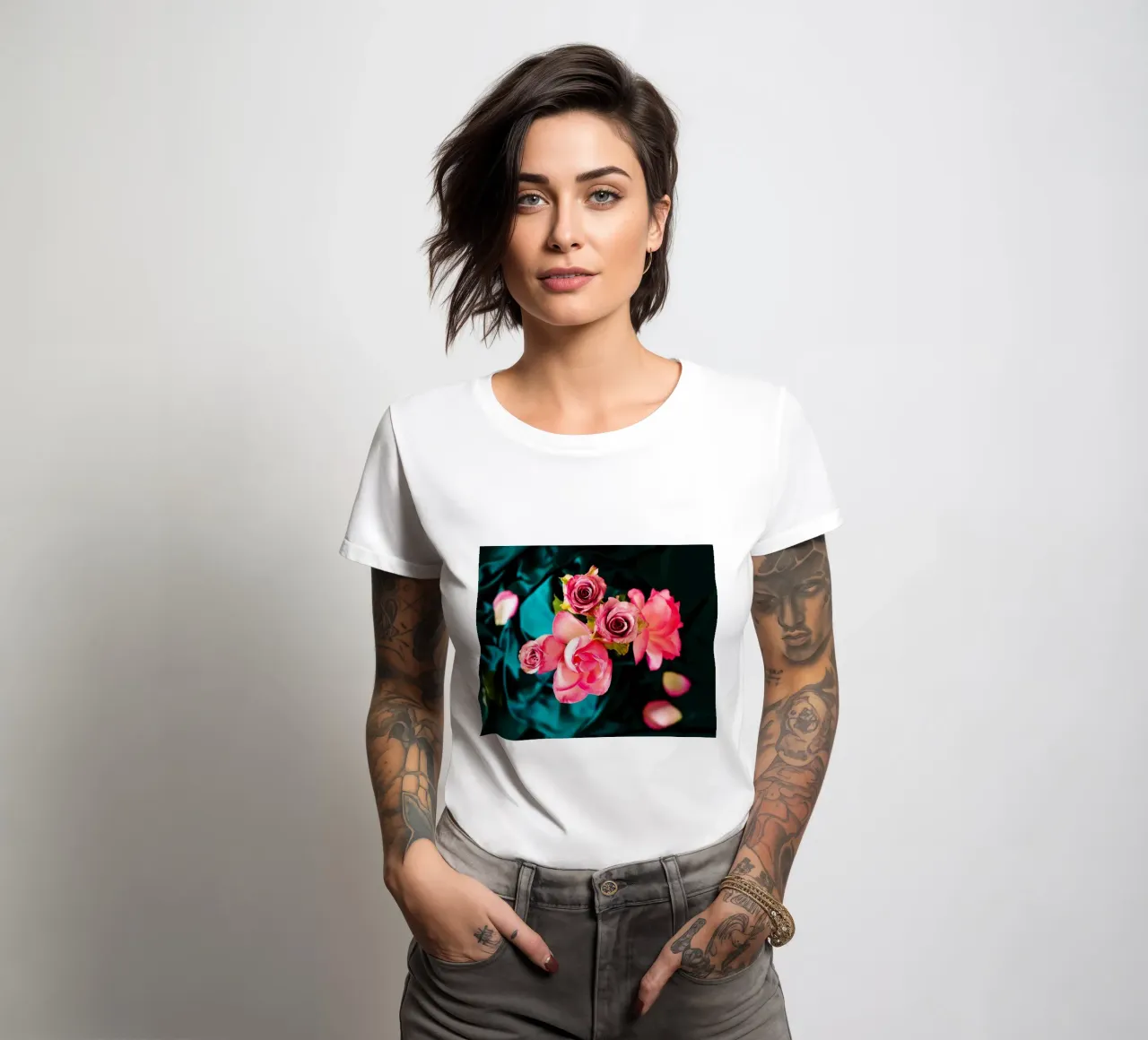 Rozen in fluwelen schaduwen - Kunstdruk dames t-shirt getailleerd van jay