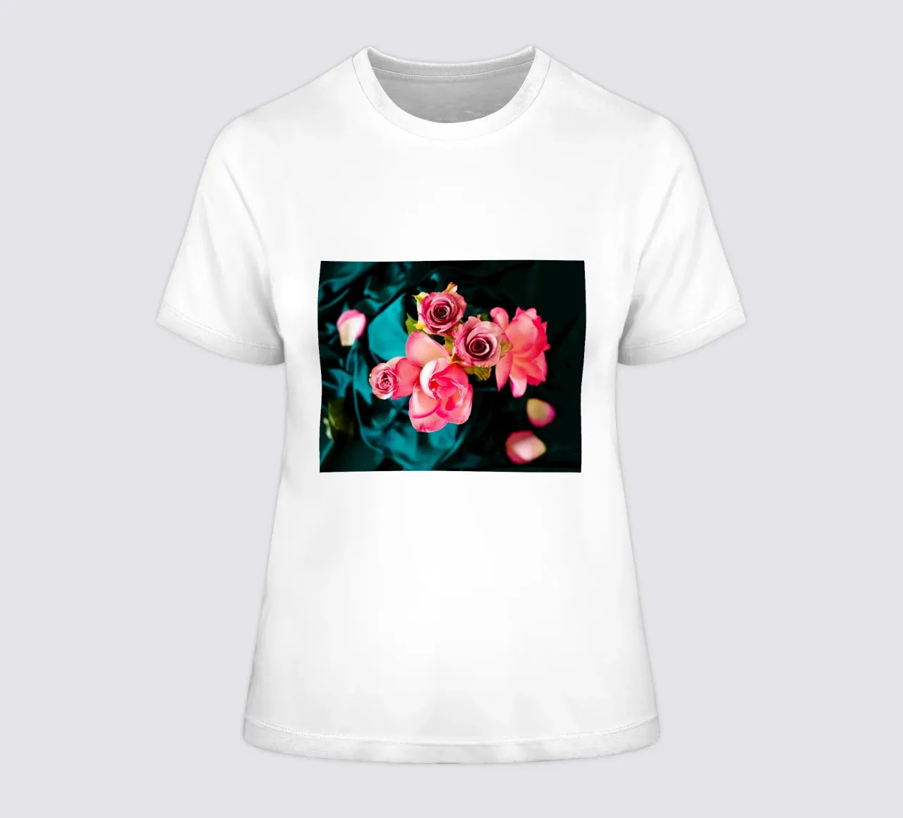 Rozen in fluwelen schaduwen - Kunstdruk dames t-shirt getailleerd van jay
