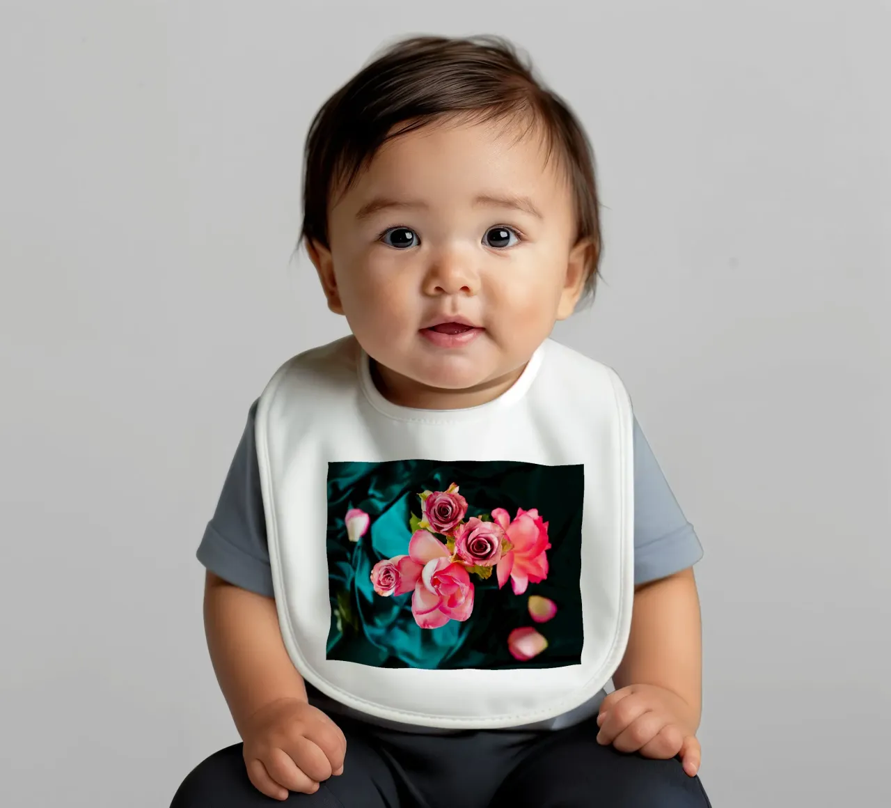 Rozen in fluwelen schaduwen - Kunstdruk baby slabbetje van jay