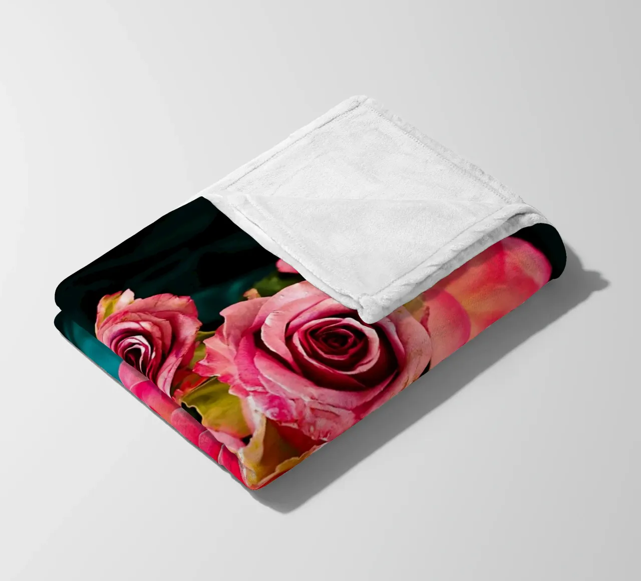 Rozen in fluwelen schaduwen - Kunstdruk fleecedeken van jay