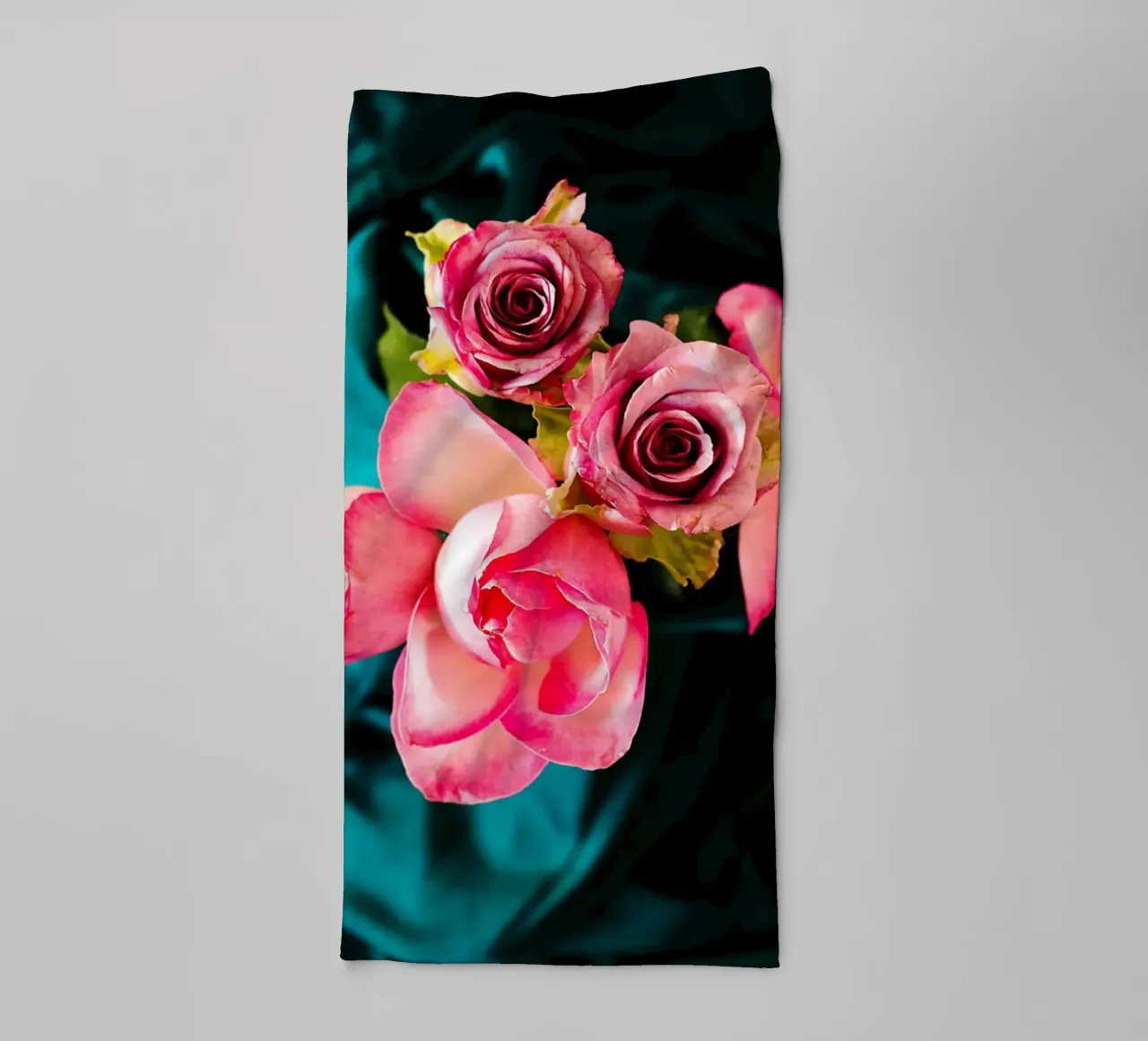 Rozen in fluwelen schaduwen - Kunstdruk badhanddoek van jay