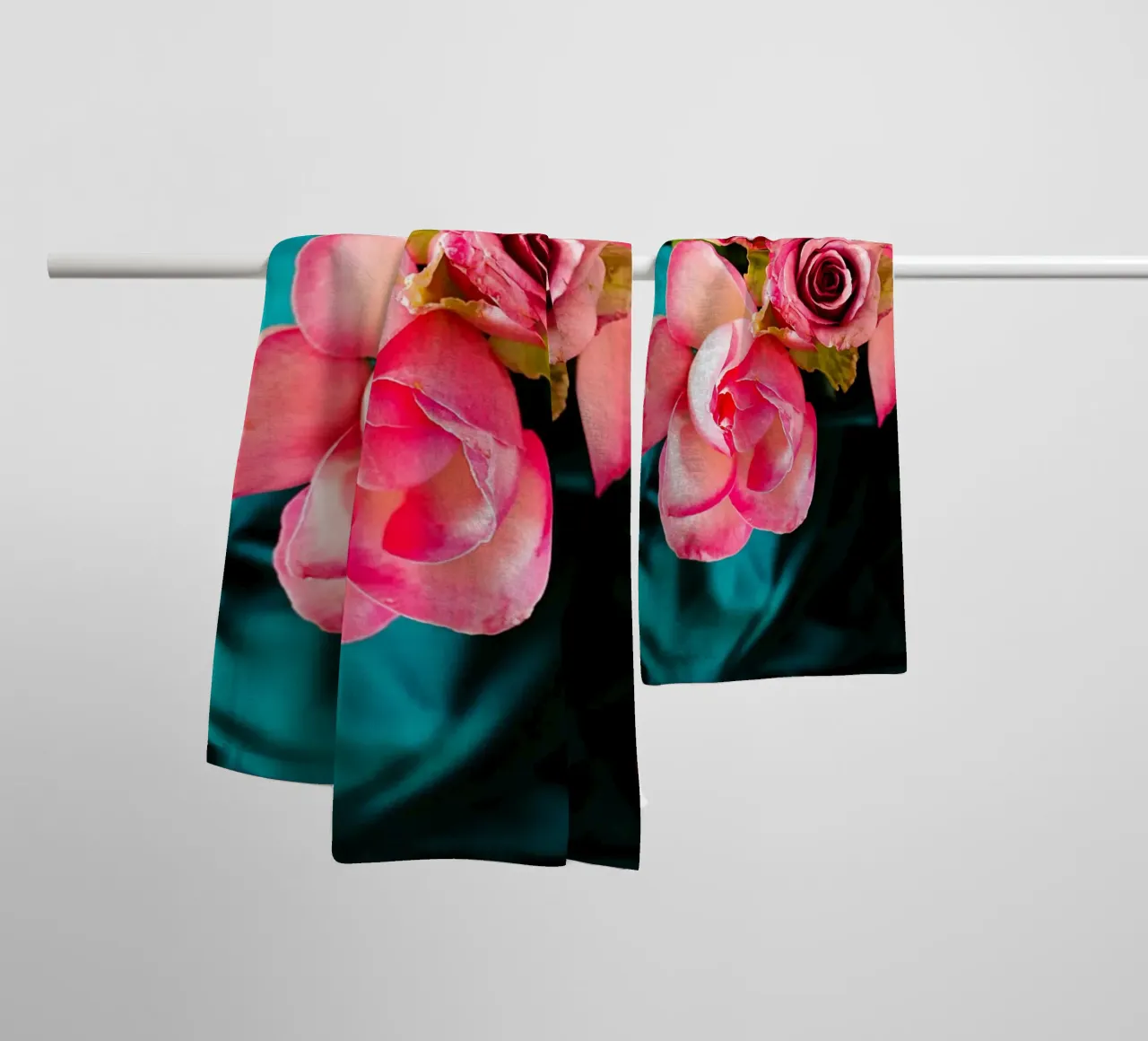 Rozen in fluwelen schaduwen - Kunstdruk badhanddoek van jay