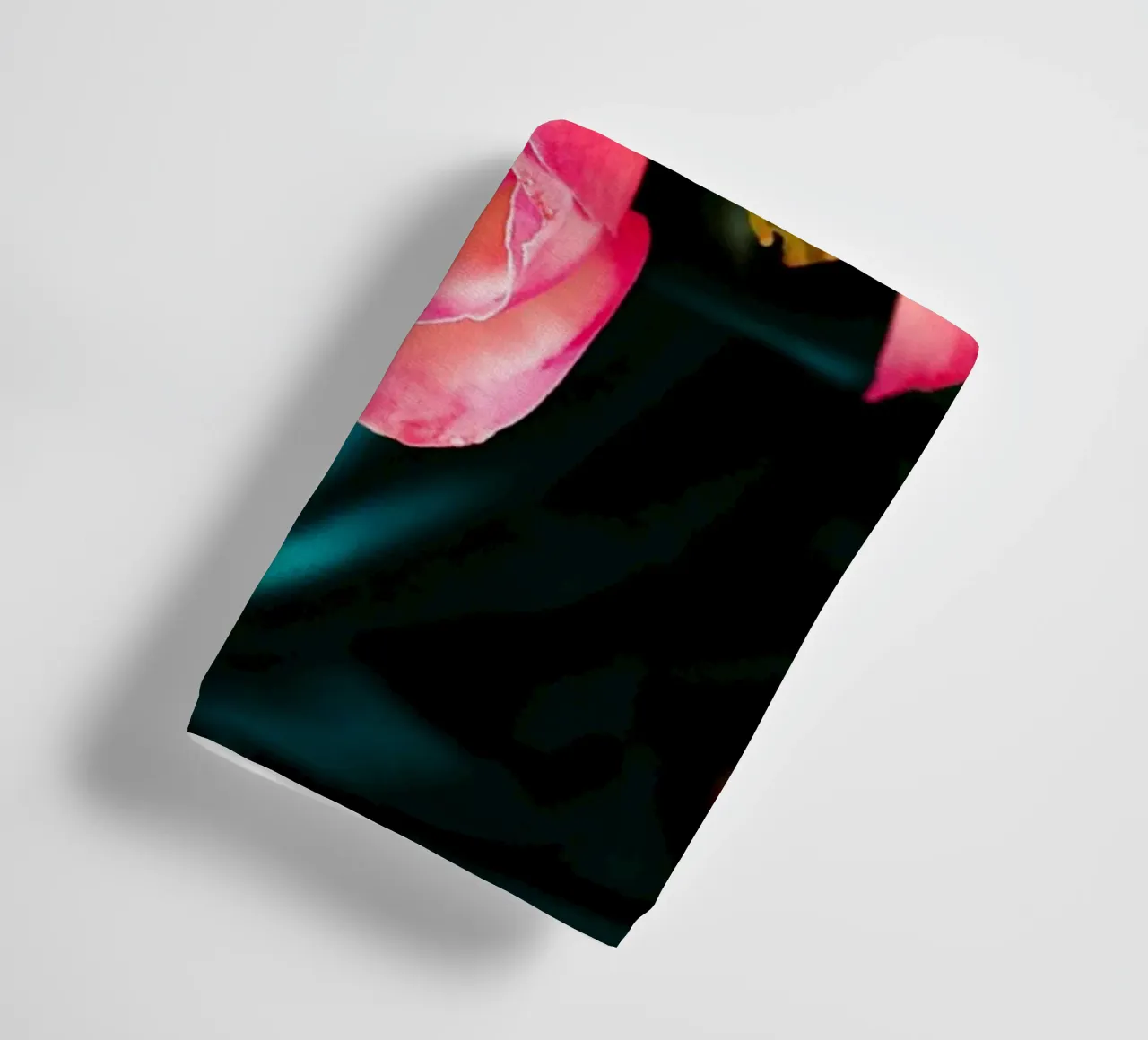 Rozen in fluwelen schaduwen - Kunstdruk badhanddoek van jay