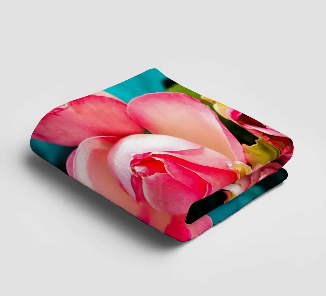 Rozen in fluwelen schaduwen - Kunstdruk badhanddoek van jay