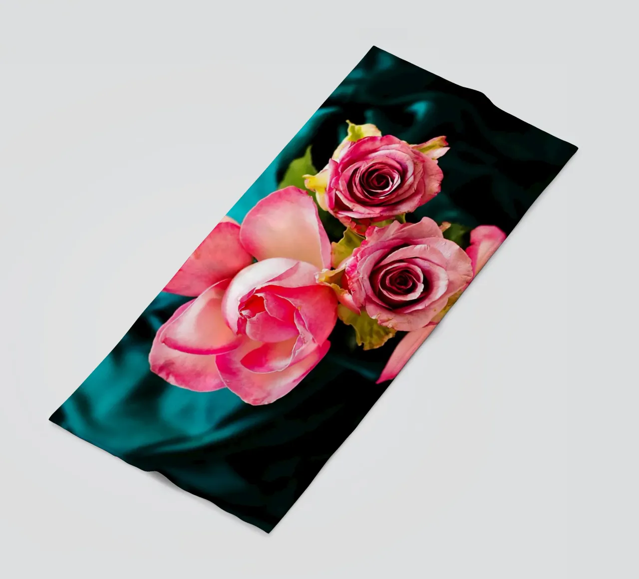 Rozen in fluwelen schaduwen - Kunstdruk strandhanddoek van jay