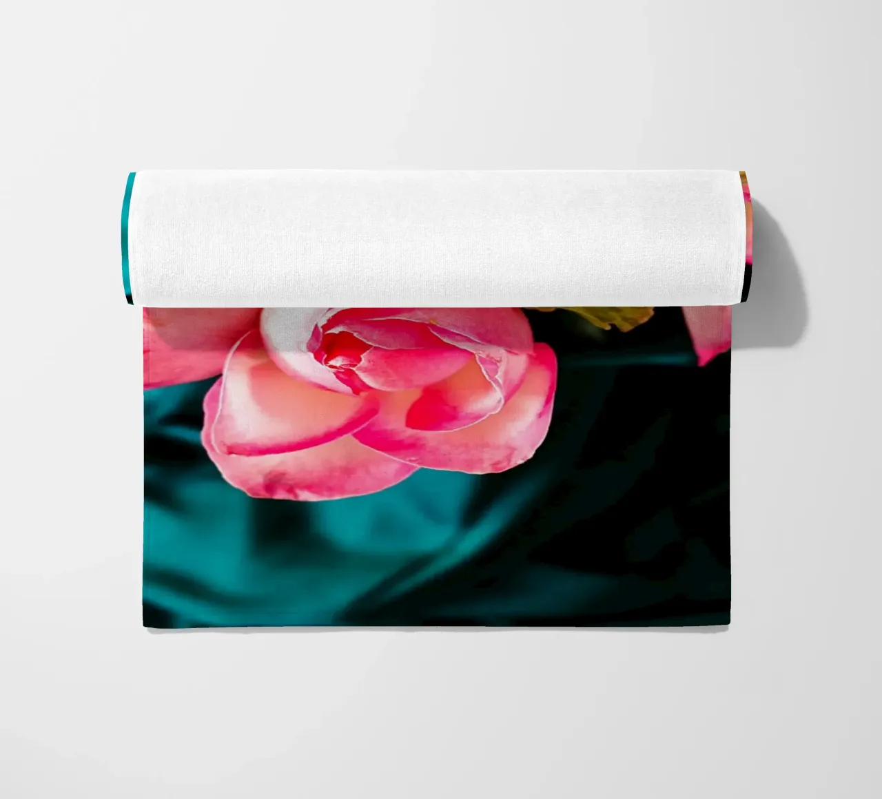 Rozen in fluwelen schaduwen - Kunstdruk strandhanddoek van jay