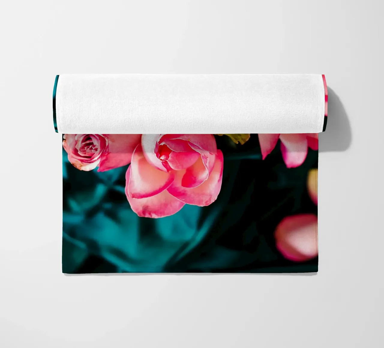 Rozen in fluwelen schaduwen - Kunstdruk strandhanddoek van jay