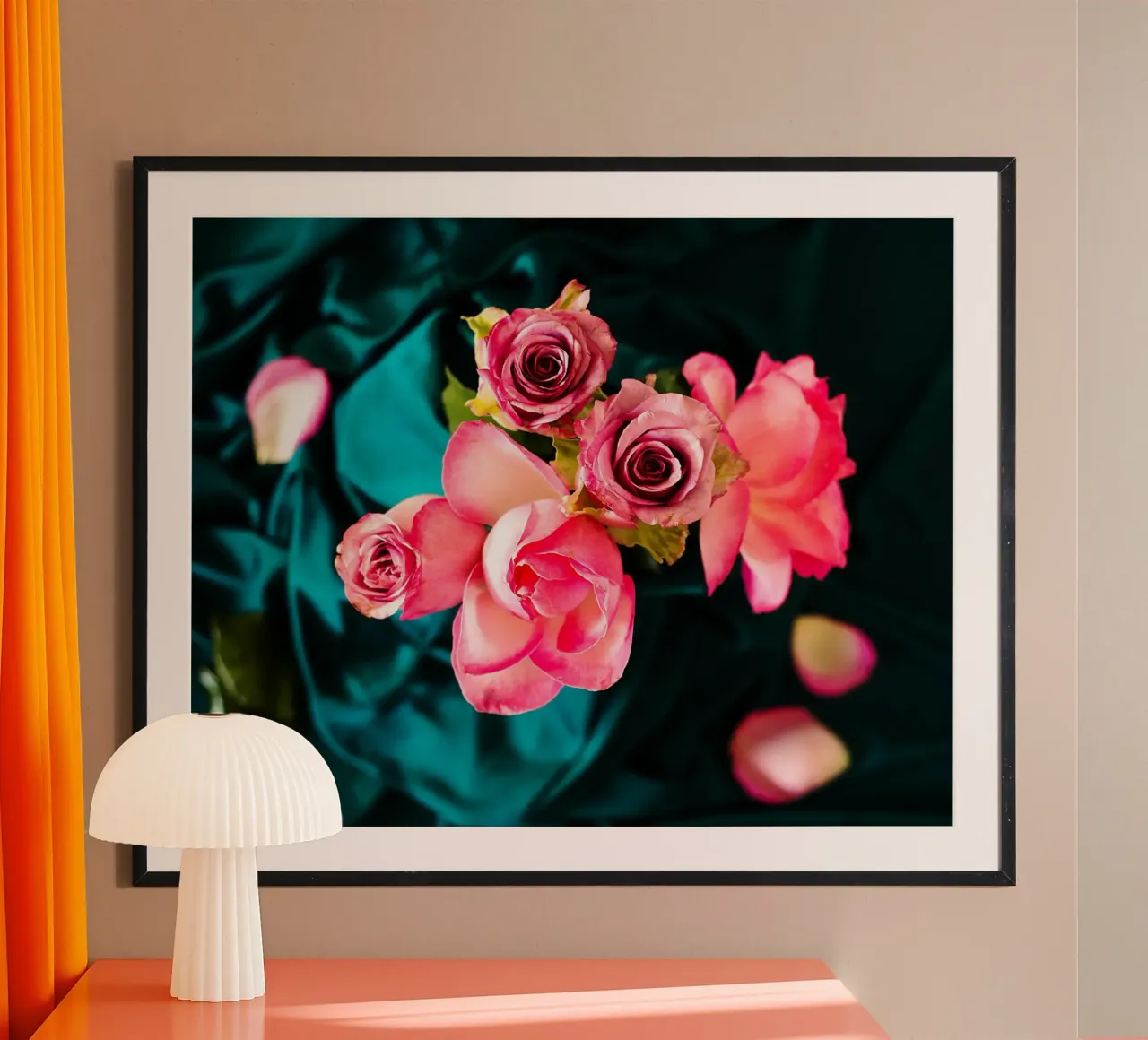 Rozen in fluwelen schaduwen - Kunstdruk poster met kunststof frame van jay