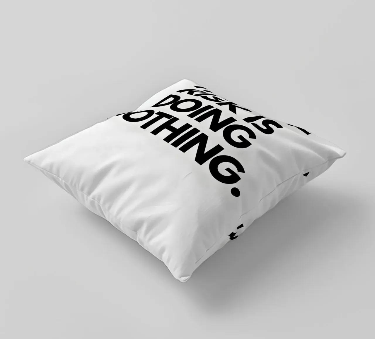 "The real risk doing nothing" cuscino da Type & Tape