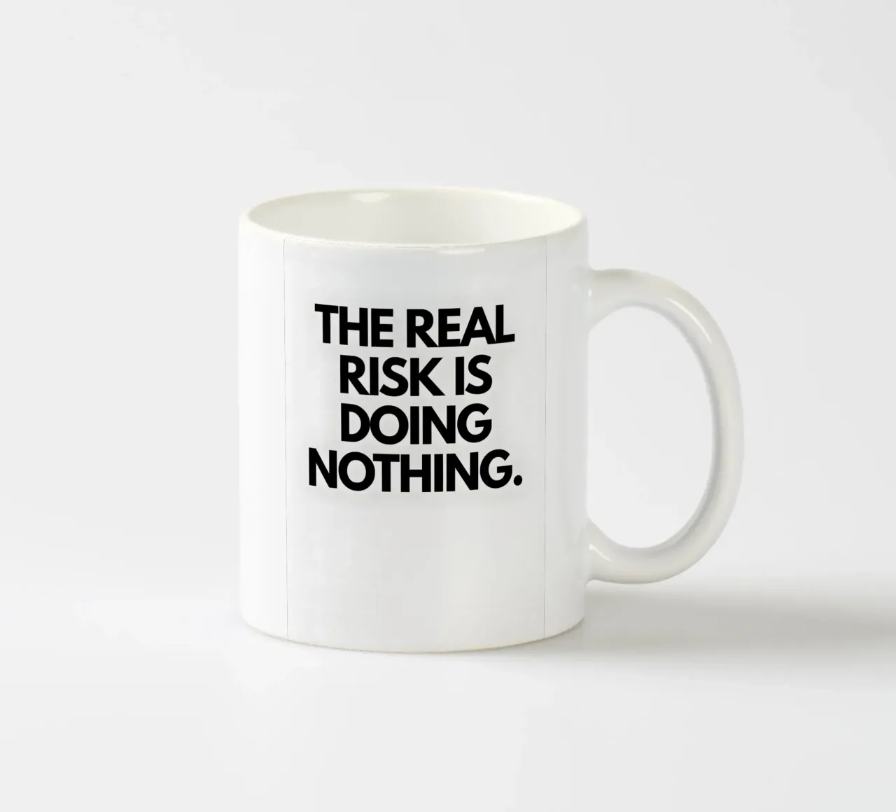 "The real risk doing nothing" tazza in ceramica da Type & Tape