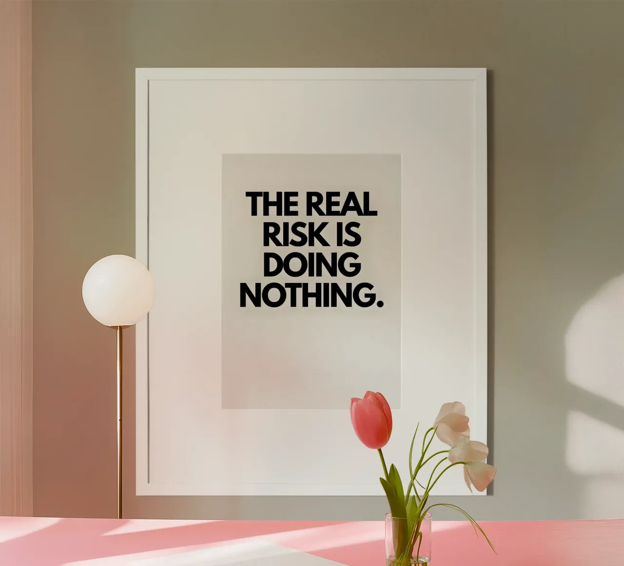 "The real risk doing nothing" poster con telaio in plastica da Type & Tape
